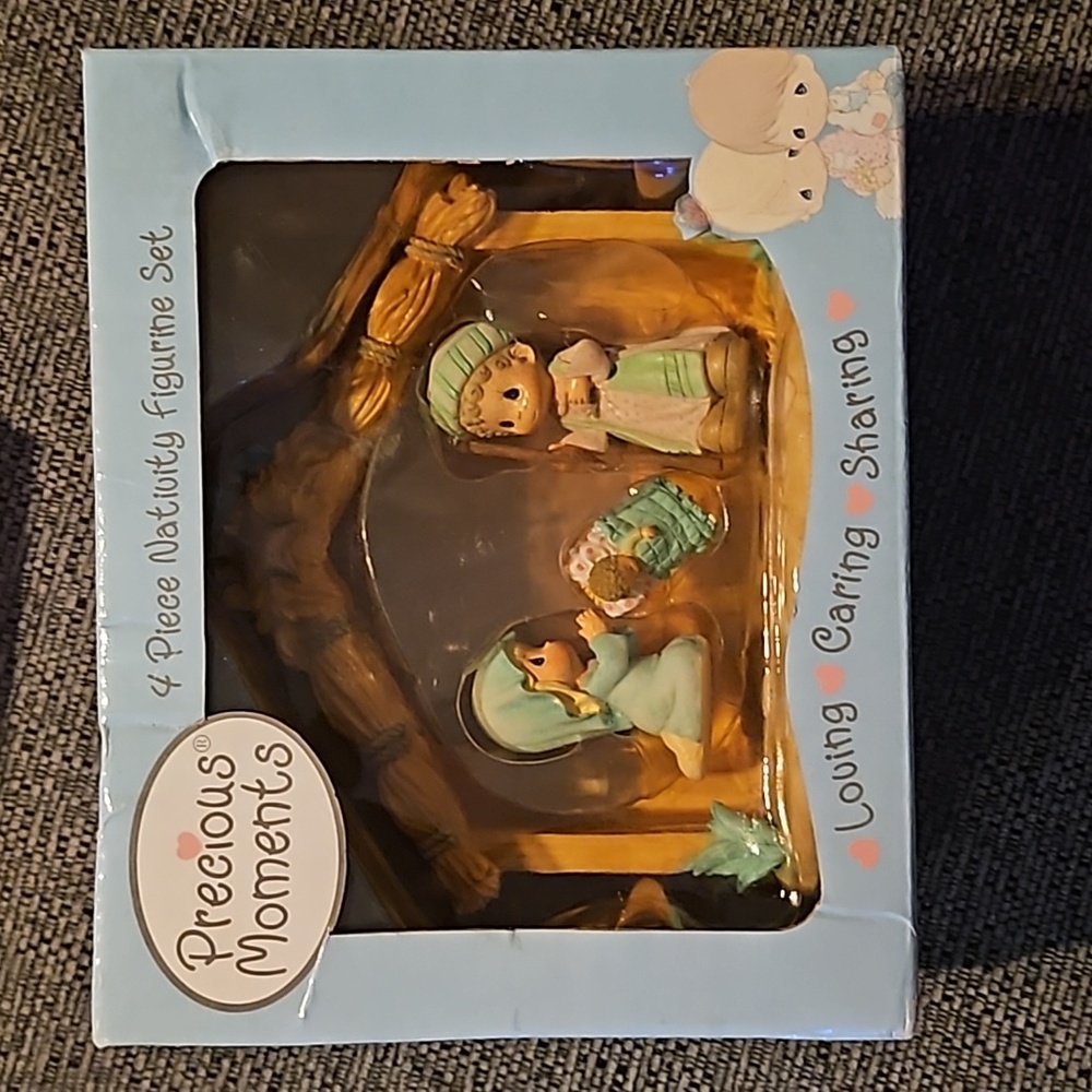 2004 Precious Moments 4pc Navity Scene Brand New in box